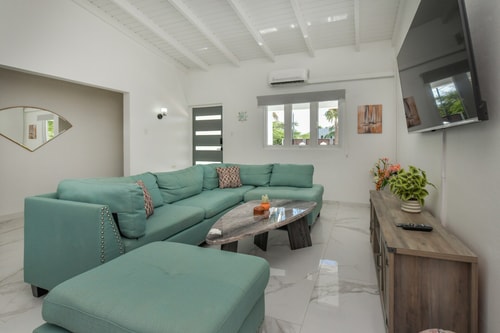 Luxury 4BR Villa • Pool • Walk to Palm Beach 59 Aruba Local Rental