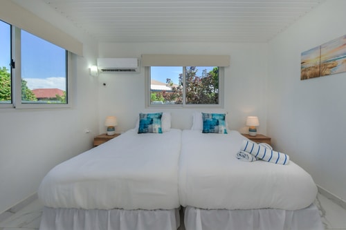 Luxury 4BR Villa • Pool • Walk to Palm Beach 88 Aruba Local Rental