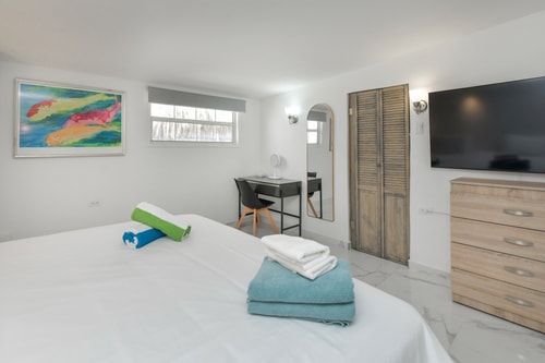 Luxury 4BR Villa • Pool • Walk to Palm Beach 43 Aruba Local Rental