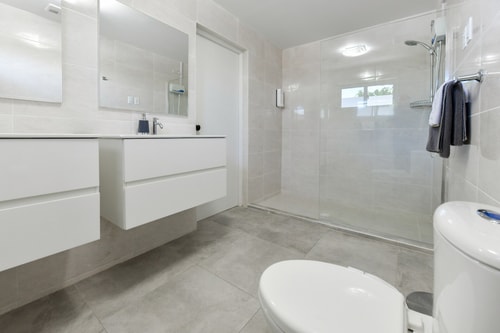 Luxury 4BR Villa • Pool • Walk to Palm Beach 77 Aruba Local Rental