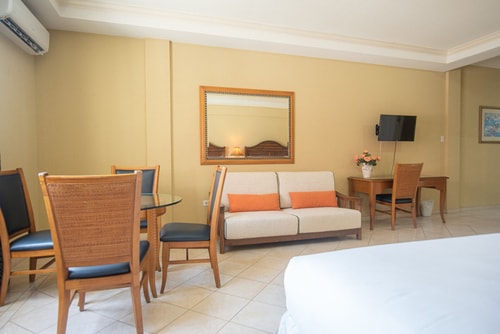 NEW ! Bay Harbor studio 201 ( 4 persons) 3 Aruba Local Rental