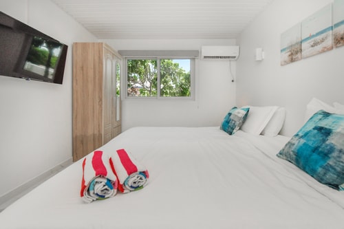 Luxury 4BR Villa • Pool • Walk to Palm Beach 82 Aruba Local Rental