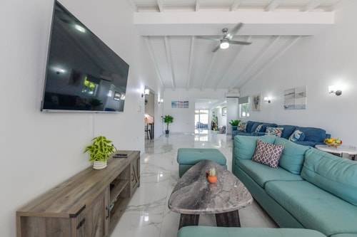 Luxury 4BR Villa • Pool • Walk to Palm Beach 1 Aruba Local Rental