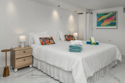 Luxury 4BR Villa • Pool • Walk to Palm Beach 53 Aruba Local Rental