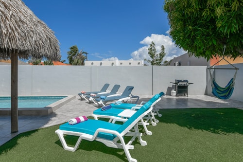 Luxury 4BR Villa • Pool • Walk to Palm Beach 18 Aruba Local Rental