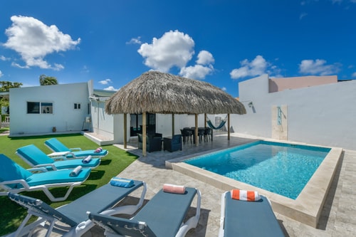 Luxury 4BR Villa • Pool • Walk to Palm Beach 10 Aruba Local Rental