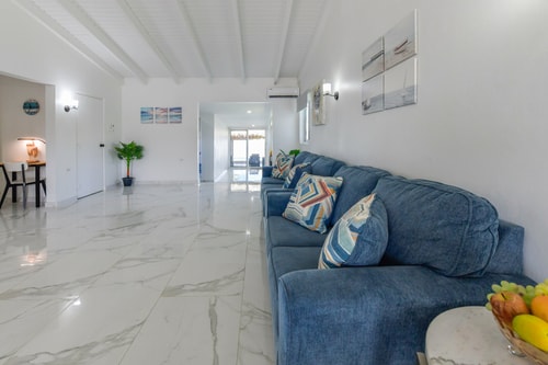 Luxury 4BR Villa • Pool • Walk to Palm Beach 60 Aruba Local Rental