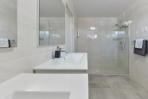 Luxury 4BR Villa • Pool • Walk to Palm Beach 75 Aruba Local Rental