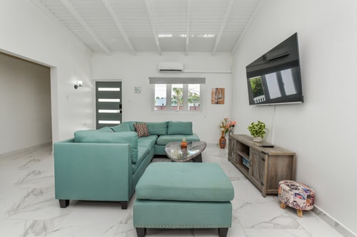 Luxury 4BR Villa • Pool • Walk to Palm Beach 50 Aruba Local Rental