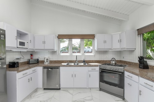 Luxury 2BR Villa • Pool • Walk to Palm Beach 25 Aruba Local Rental