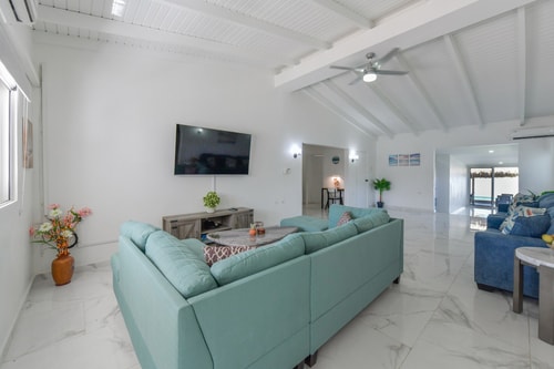 Luxury 4BR Villa • Pool • Walk to Palm Beach 58 Aruba Local Rental
