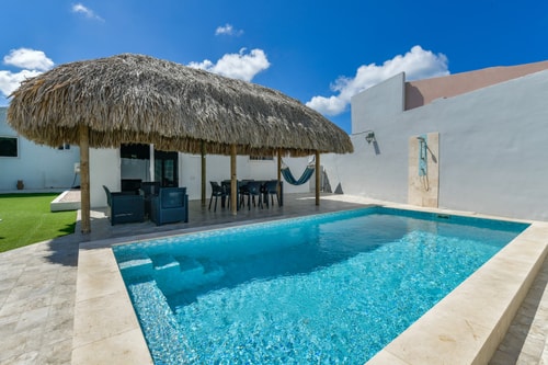 Luxury 4BR Villa • Pool • Walk to Palm Beach 3 Aruba Local Rental