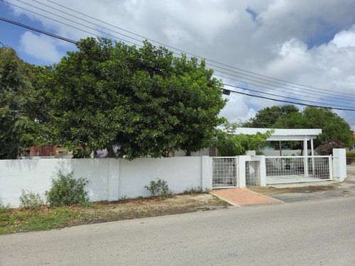 HolidayHome conveniently located 27 Aruba Local Rental