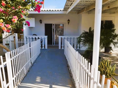 HolidayHome conveniently located 1 Aruba Local Rental
