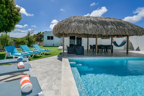 Luxury 2BR Villa • Pool • Walk to Palm Beach 18 Aruba Local Rental