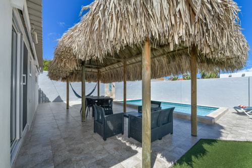 Luxury 4BR Villa • Pool • Walk to Palm Beach 20 Aruba Local Rental