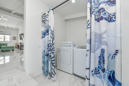 Luxury 4BR Villa • Pool • Walk to Palm Beach 67 Aruba Local Rental