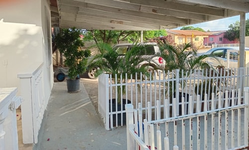 HolidayHome conveniently located 16 Aruba Local Rental