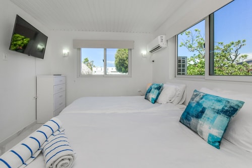 Luxury 2BR Villa • Pool • Walk to Palm Beach 57 Aruba Local Rental
