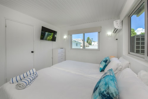 Luxury 2BR Villa • Pool • Walk to Palm Beach 59 Aruba Local Rental