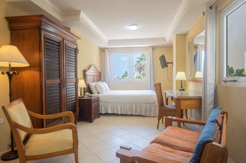 NEW ! Bay Harbor studio 203 6 Aruba Local Rental