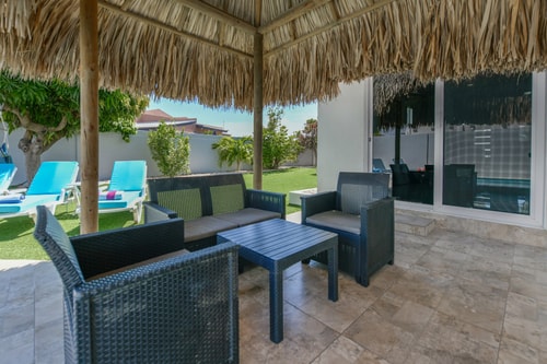 Luxury 4BR Villa • Pool • Walk to Palm Beach 33 Aruba Local Rental