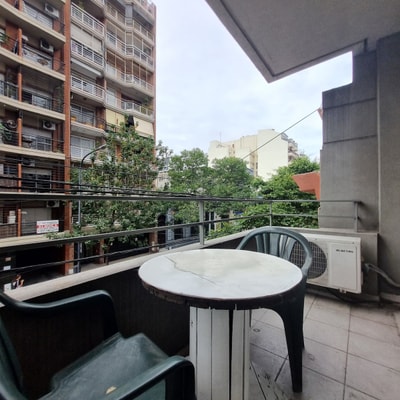 Moderno departamento con patio privado