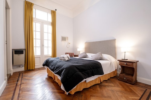 Apartamento amplio, clásico y elegante con balcón