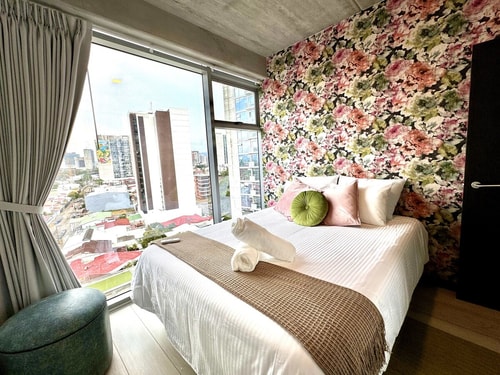 High-Rise Bliss Urban Flat - Cafes & Rest
