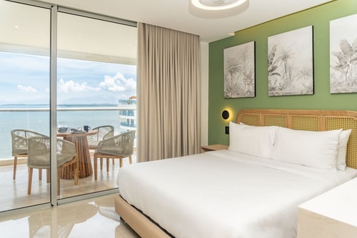 CB1526 | Tropical Suite, 15th Floor Oceanfront