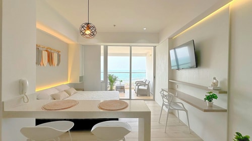 CB821 Modern Crespo Suite Ocean View-Priv Balcony