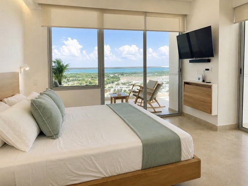 CB1330 Beautiful Suite 180° View 7min-Center