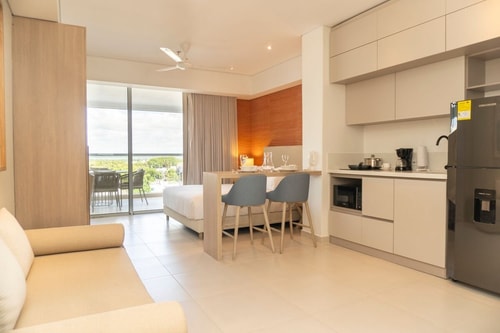 CB741 Beautiful Suite 10min-Center Priv-Balcony