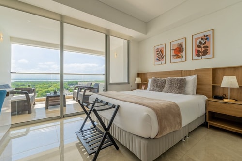 CB937 Elegant Airport and Lake View Suite
