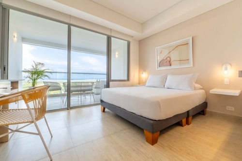 CB1135 | Suite w/ Balcony & Relaxing View