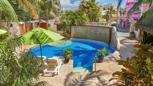 Private apartment in tropical oasis, close to town