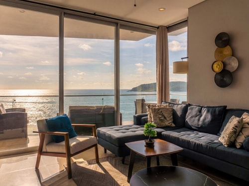 Exclusivo Condo Frente al Mar con Balcón
