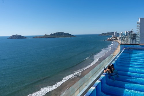 Oceanfront Condo on the Malecón