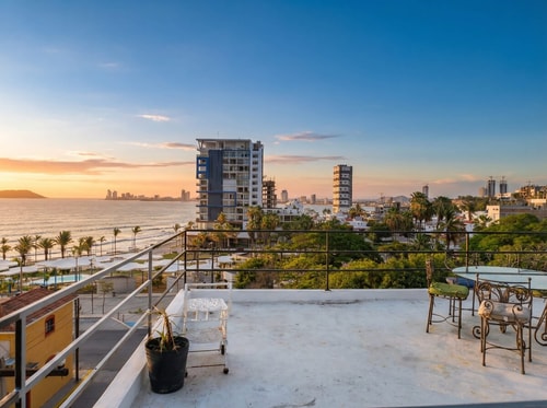 Departamento con alberca privada junto al Malecón