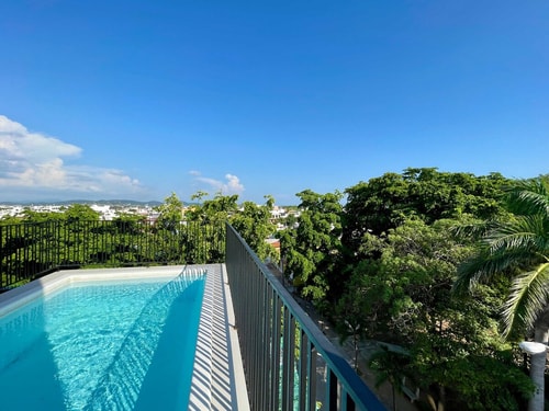 Stylish Apartment w/ Rooftop Pool, 5 Min to Beach