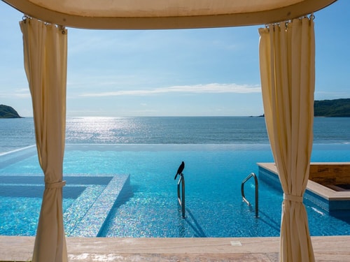 ¡Apartamento de lujo frente al mar con piscina!