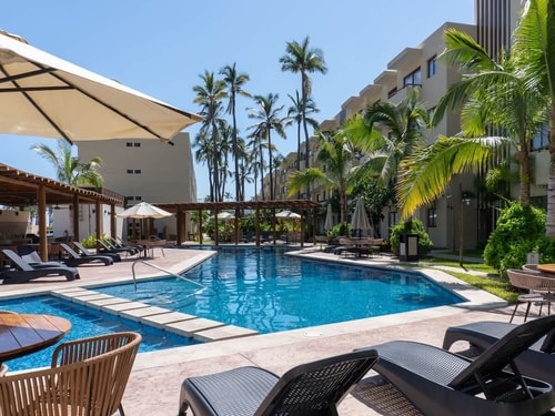Poolfront Apartment Steps from Playa Cerritos