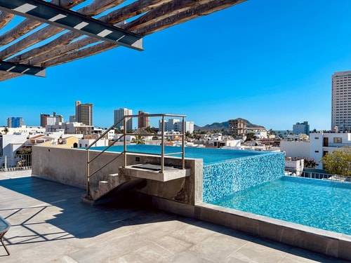 Charming Apartment w/ Pool 3 Blocks to Beach