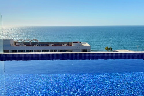 Beautiful apartment just 1 block from the beach.