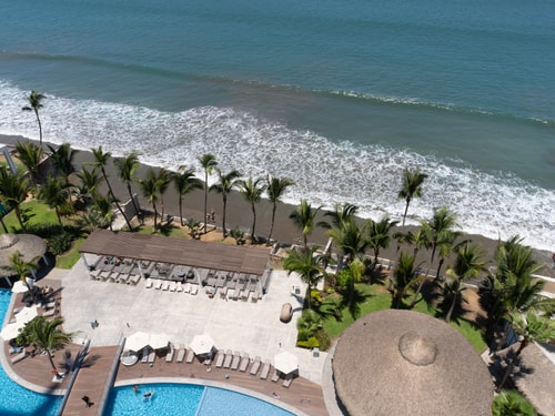 Frente a la playa, piscina, zona dorada