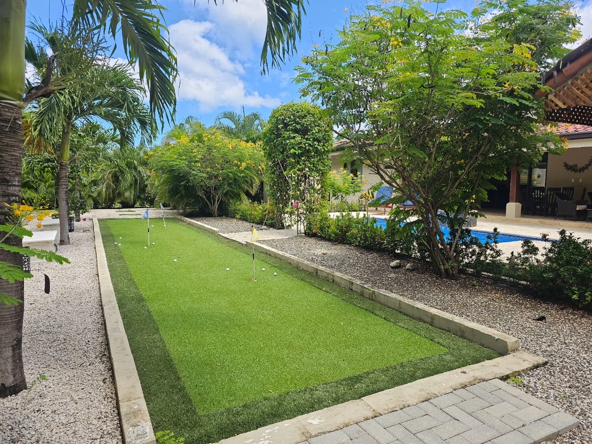 Villa Maria | Private Pool and Mini Golf Escape gallery image 5