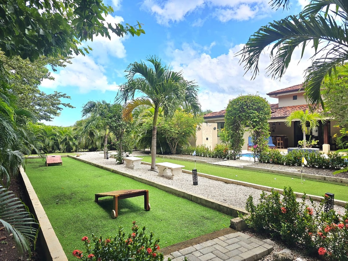 Villa Maria | Private Pool and Mini Golf Escape gallery image 8