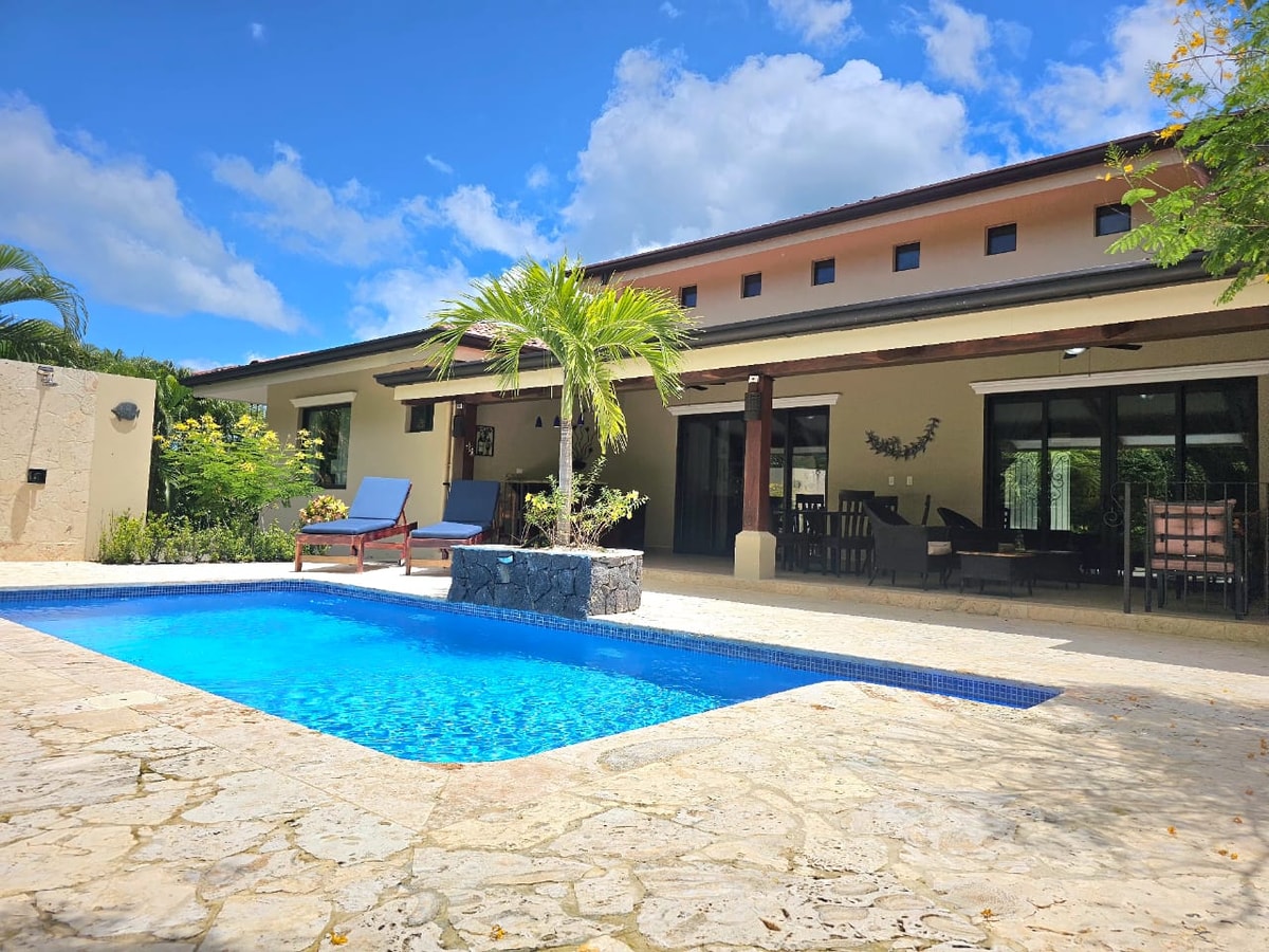 Villa Maria | Private Pool and Mini Golf Escape gallery image 7