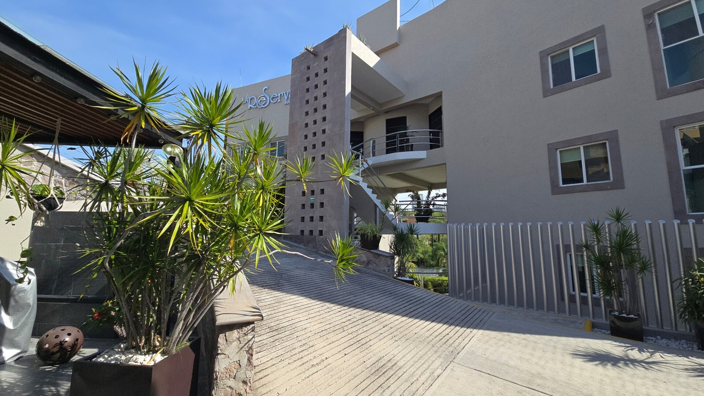 Apartment with Pool - Gym & A/C Suite gallery image 4