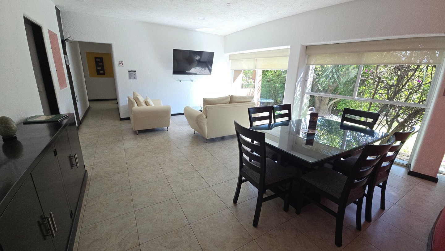 Apartment with Pool, Gym & A/C Suite gallery image 2
